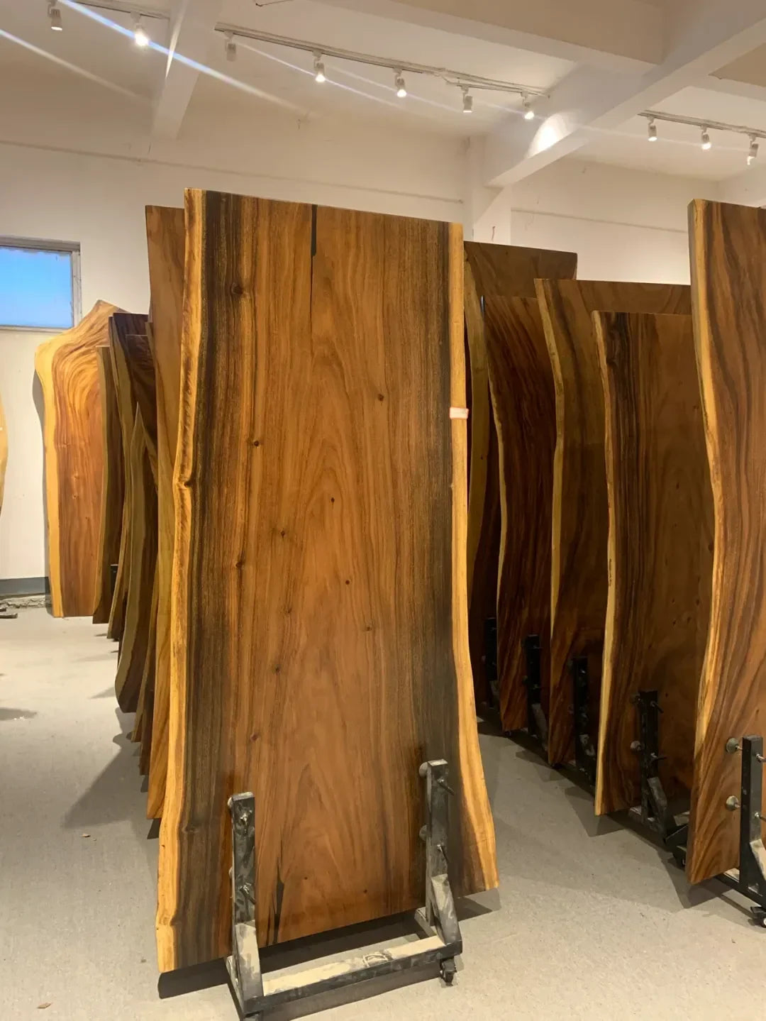 Upright Natural-Edge Slabs